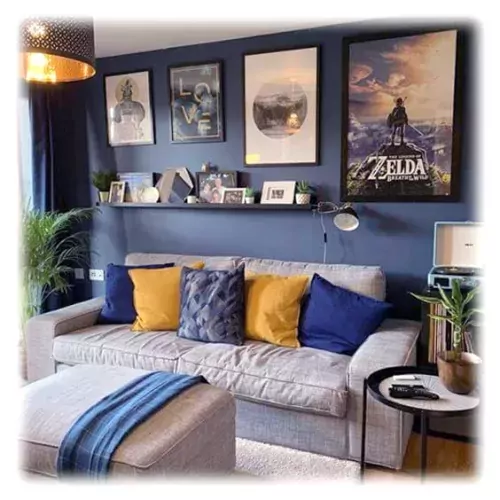 Índigo combinado com bege e branco numa sala de estar